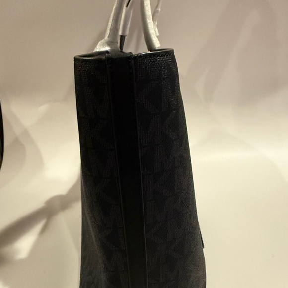 Michael Kors Two-Tone Navy and Cream Tote - Picture 3 of 9